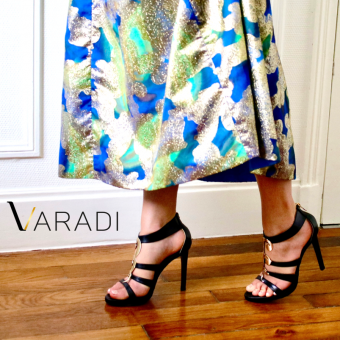 Paire de chaussures Varadi sur parquet et accompagnant une robe de soirée multicolore